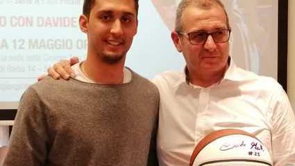 Davide Moretti consegna il pallone autografato delle finali Ncaa a Fabrizio Tesi