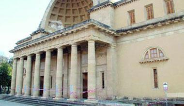 Cisternone a rischio, cadute alcune pietre. Chiuso il portico 