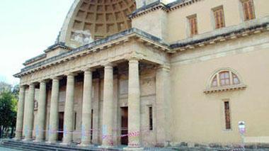 Cisternone a rischio, cadute alcune pietre. Chiuso il portico