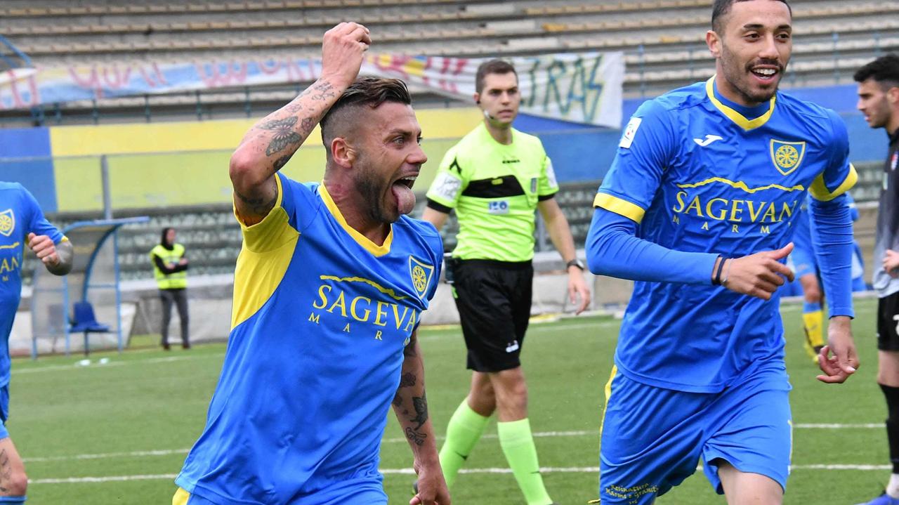 Ciccio Tavano festeggia la rete dell'1-0