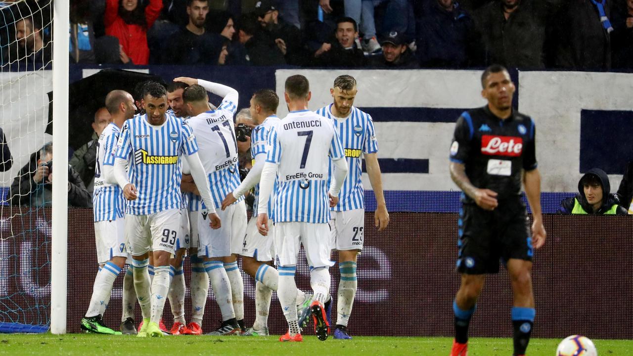 Petagna festeggiato dai compagni di squadra per il gol del provvisorio 1-1, ma a vincere sarà il Napoli