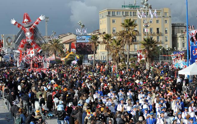 Il Carnevale nel mirino della Finanza Denunciati quattro carristi 