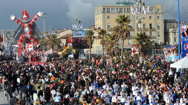 Il Carnevale nel mirino della Finanza Denunciati quattro carristi