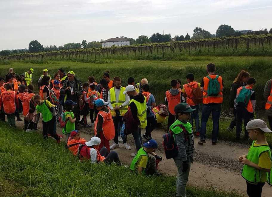 I 150 bambini dell'elementare il Convitto di Correggio mentre puliscono la pista ciclabile