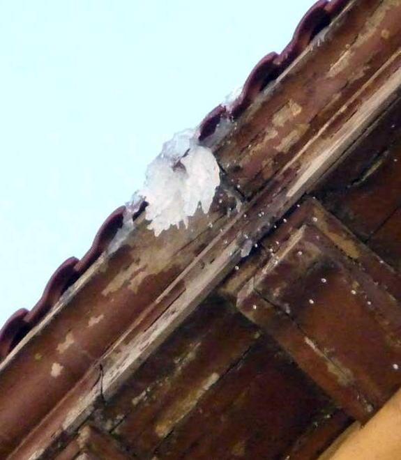 Acqua dalla gronda, un pericolo per anziani e bambini