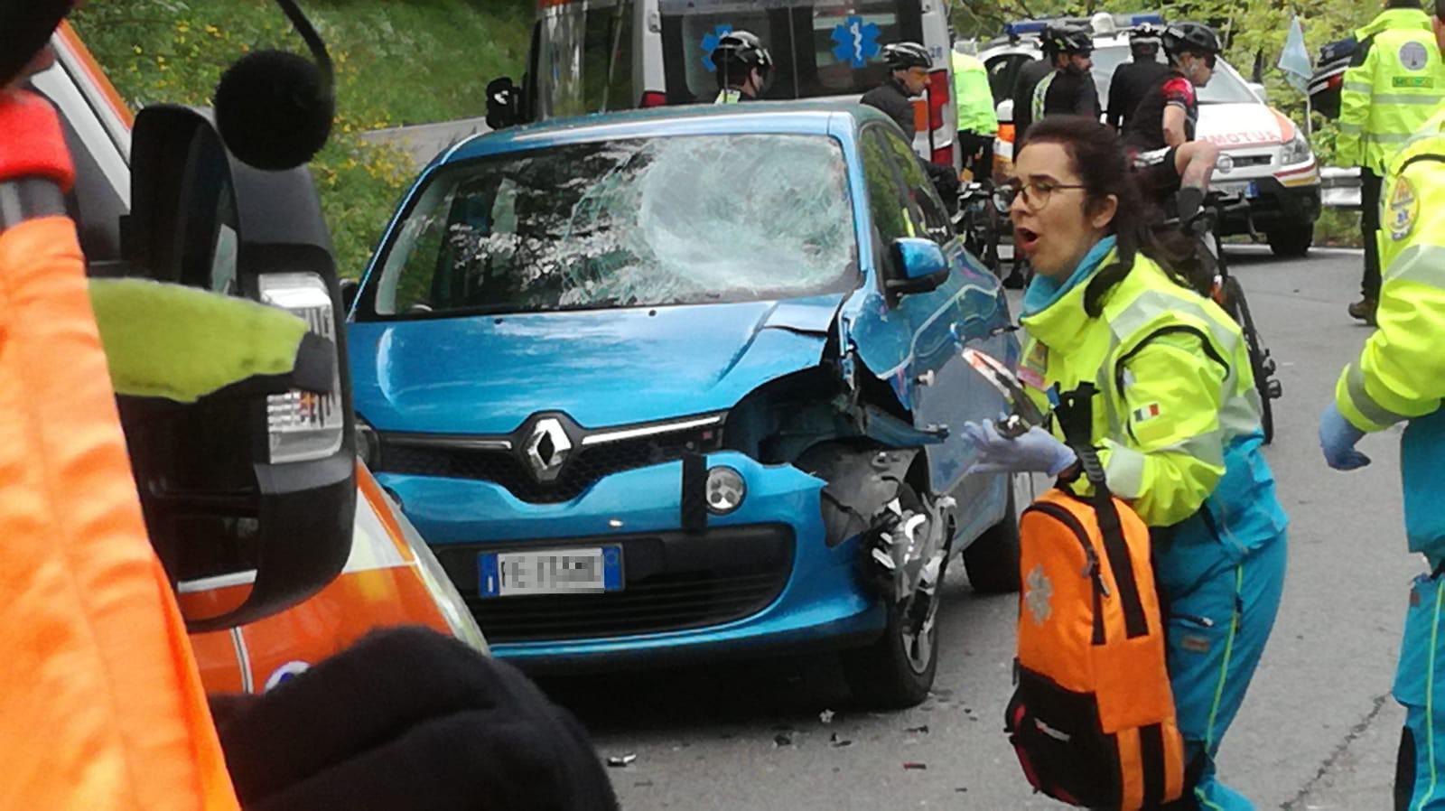 Scontro tra un'auto e due ciclisti alla Gran fondo della Versilia: uno è grave 