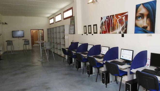 Le luci si spengono e al Centro Poliedro si serve l’aperitivo