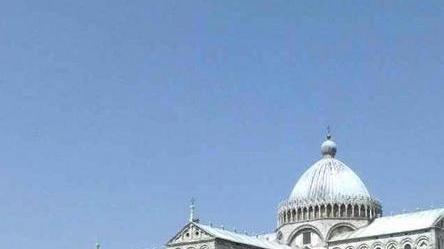 Luci spente in piazza Duomo e flash mob con il sindaco