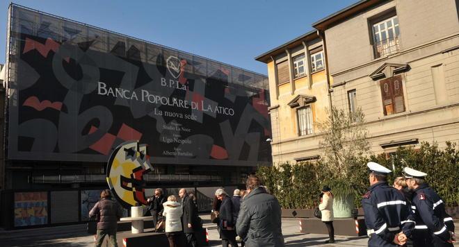 Via Dante artistica, arrivano 38 panchine 