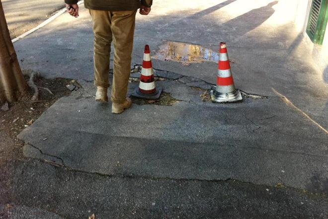 Percorso di guerra sui marciapiedi di via Cadorna