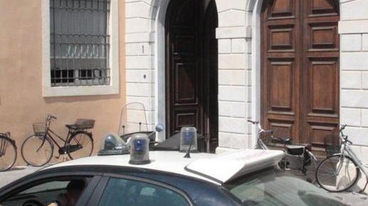 In piscina a nuotare con l’auto di servizio Ecco tutte le accuse