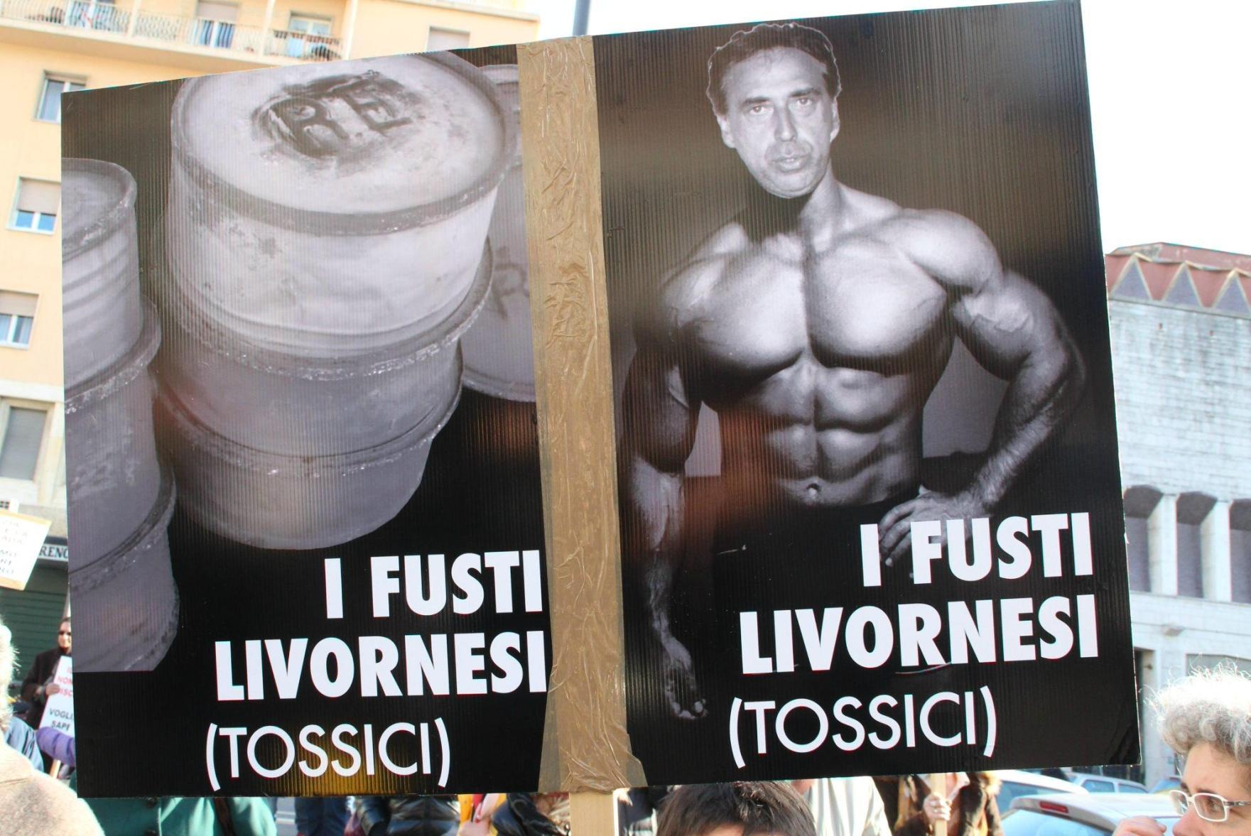 Bidoni tossici, protesta a Livorno «No al mare - pattumiera» 