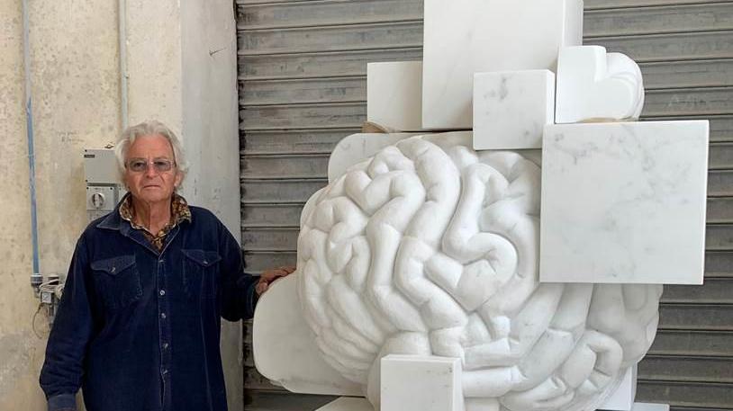 Marton Varo e la grande scultura in marmo bianco, omaggio al cervello umano