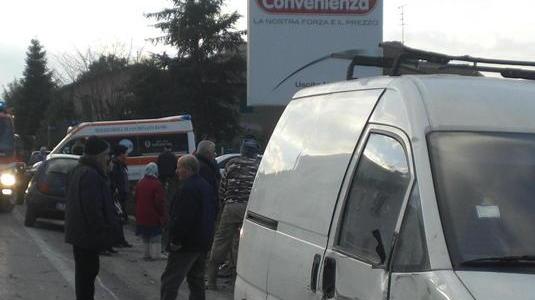 Grave nell’auto finita contro il muro di una casa