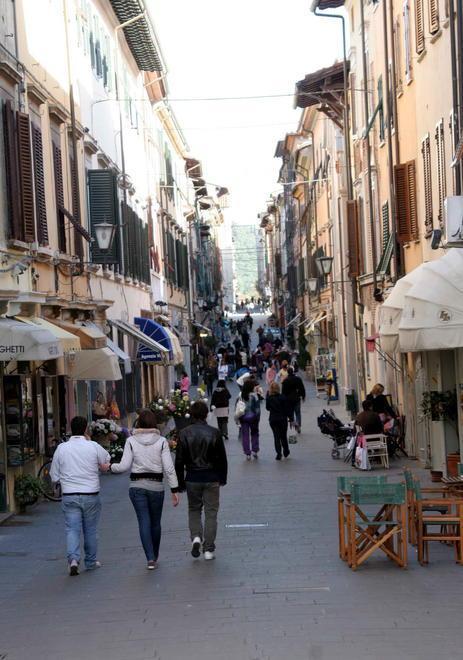 «Il Centro riparte» Nasce l’associazione unica dei negozianti 