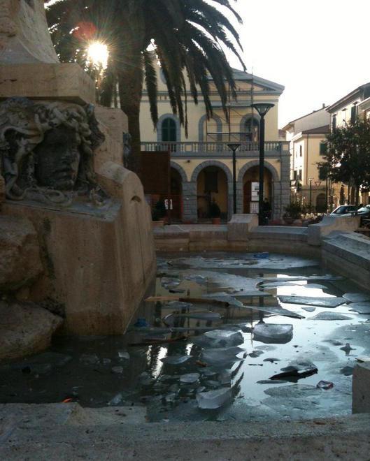 Più una pattumeria che un monumento 