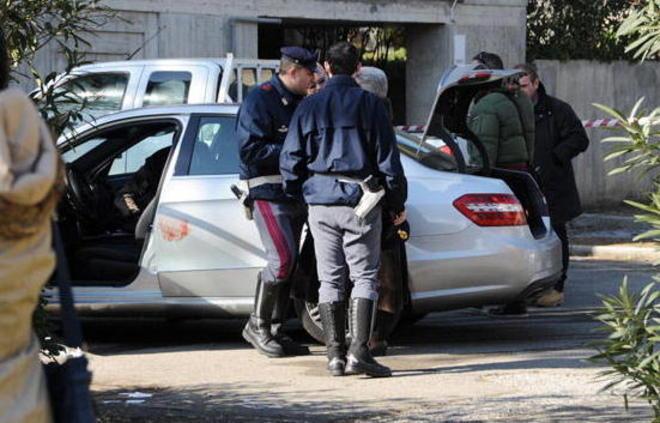 Accoltella i poliziotti, un agente gli spara 