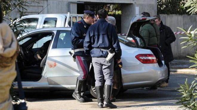 Accoltella i poliziotti, un agente gli spara