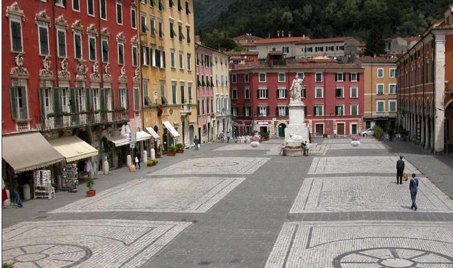 Oggi in città fanno sconti i negozi e i ristoranti 