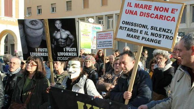 I fusti si sono aperti, i veleni sul fondale