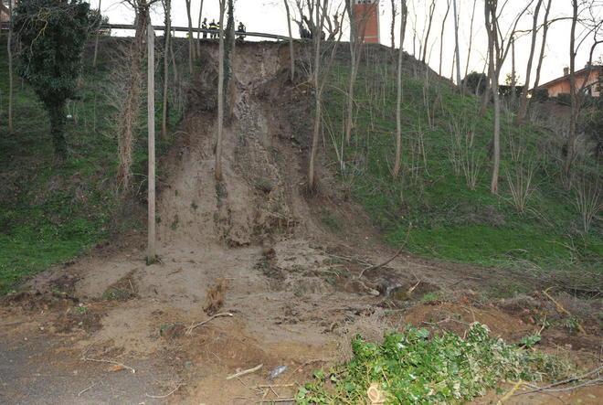 Crespina, una frana dimezza via Roma