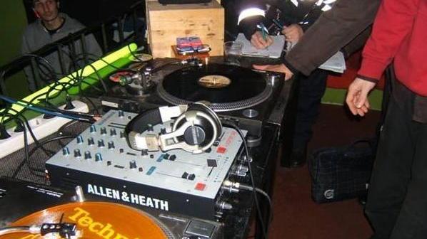 Stop alla musica di notte in un locale del centro