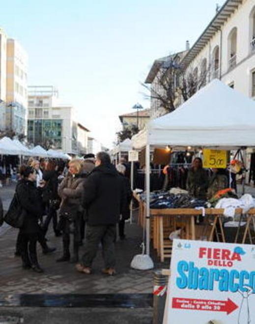 Controlli in borghese della Finanza alla fiera dello Sbaracco 