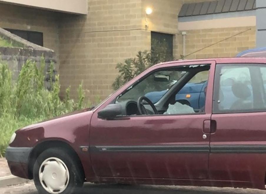 Spaccati i vetri a un’auto davanti alla stazione È il terzo raid in 15 giorni