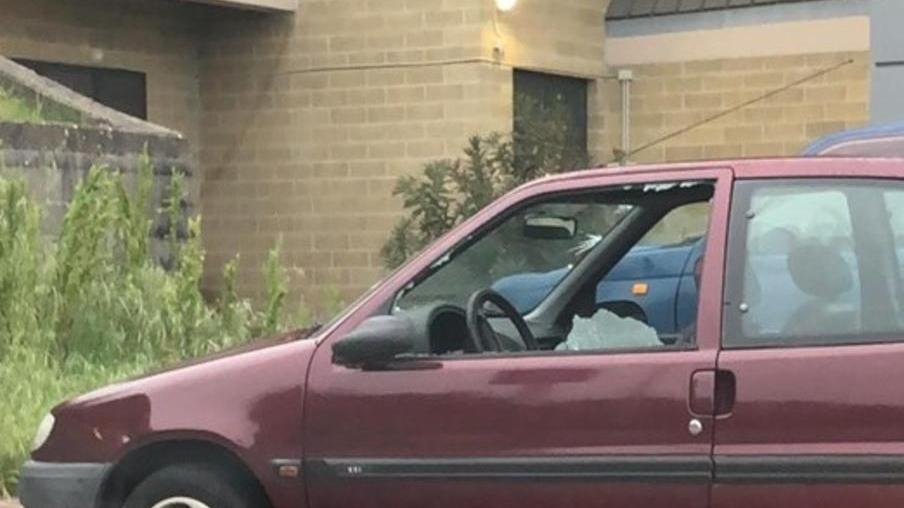 Spaccati i vetri a un’auto davanti alla stazione È il terzo raid in 15 giorni