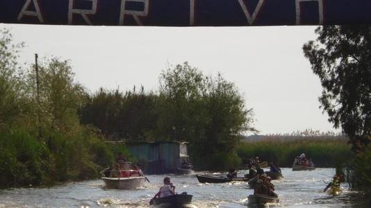 Barchini in posizione sul lago Oggi è il giorno del palio