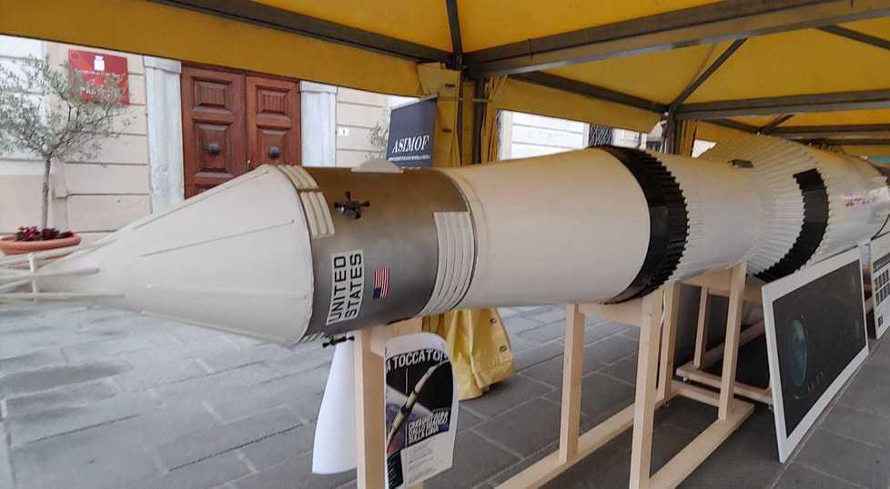 Il missile lunare in piazza a Camaiore