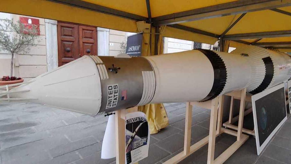 Il missile lunare in piazza a Camaiore