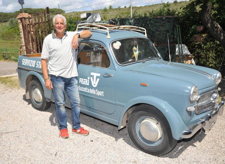 Sulle strade con l’auto d’epoca per seguire i ciclisti in gara 