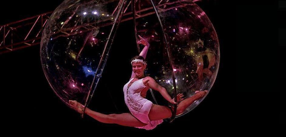 La contorsionista Britney conquista il palcoscenico Rai