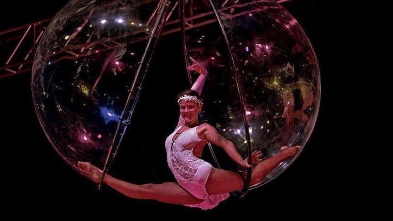 La contorsionista Britney conquista il palcoscenico Rai