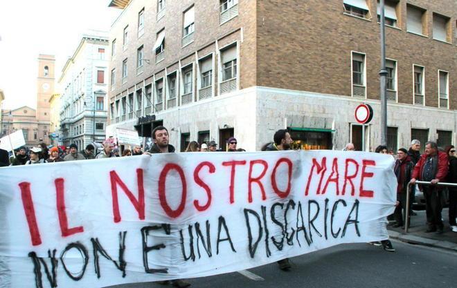 In duecento per difendere le acque del Tirreno