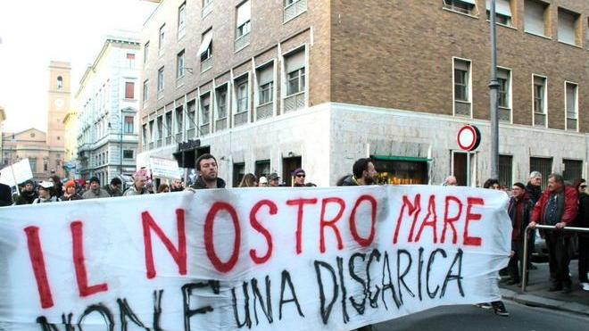 In duecento per difendere le acque del Tirreno