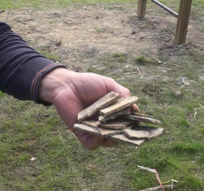 Spunta materiale sospetto i genitori chiamano i vigili Il Comune farà denuncia 