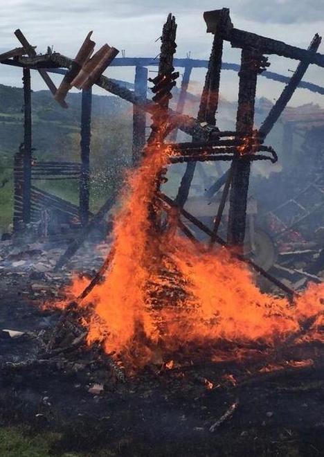 Capannone agricolo devastato dall’incendio