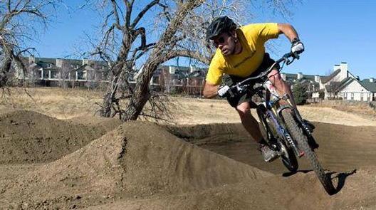 Una pista di pump track dentro la Pinetona 