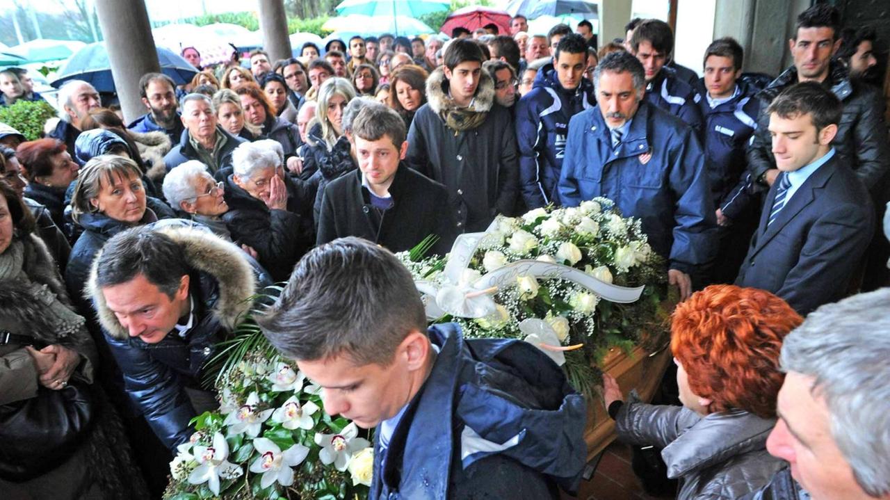 In centinaia per l’ultimo saluto a Fabio Nanni