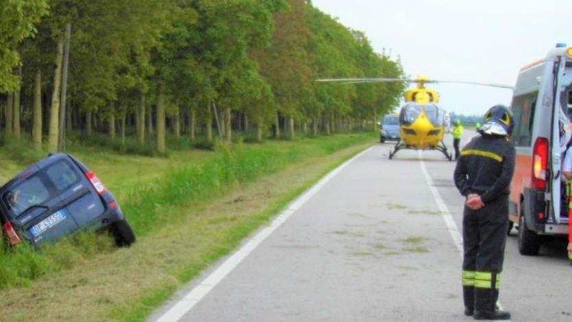 Auto esce di strada e va in testacoda Due persone ferite