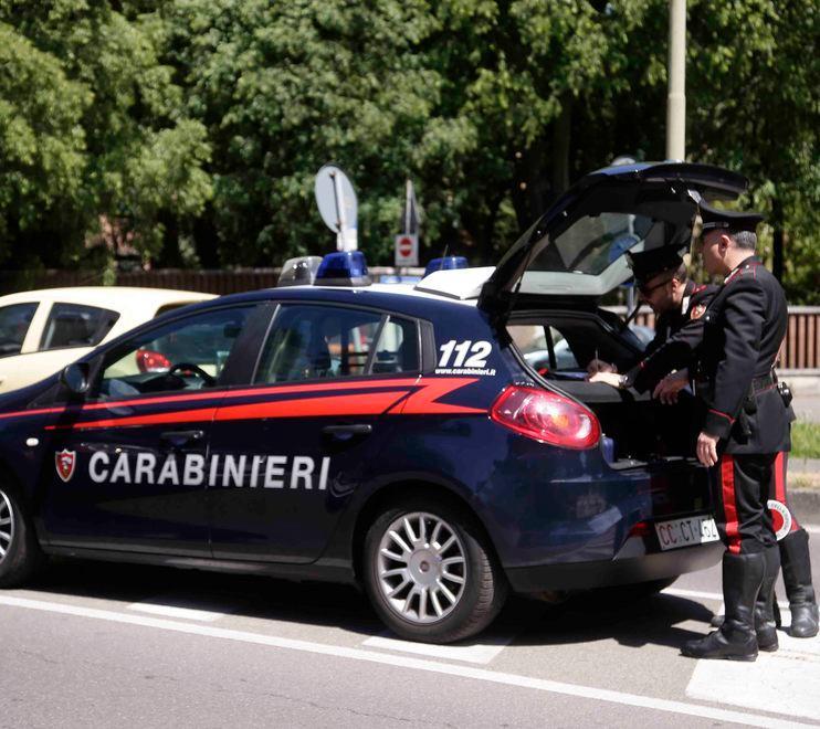 Minacciate con un coltello e rapinate 