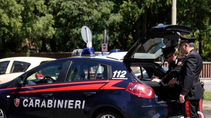 Minacciate con un coltello e rapinate