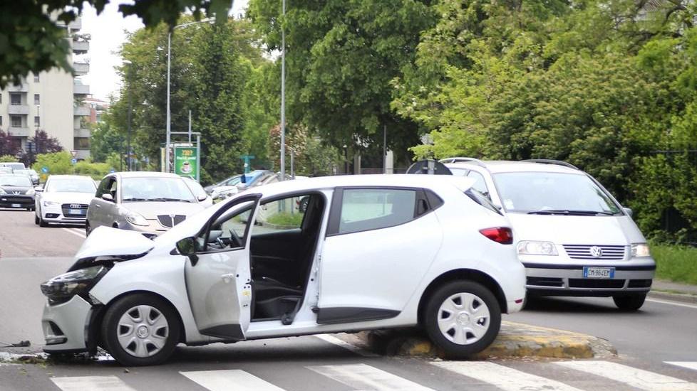 Con l’auto sull’isola spartitraffico
