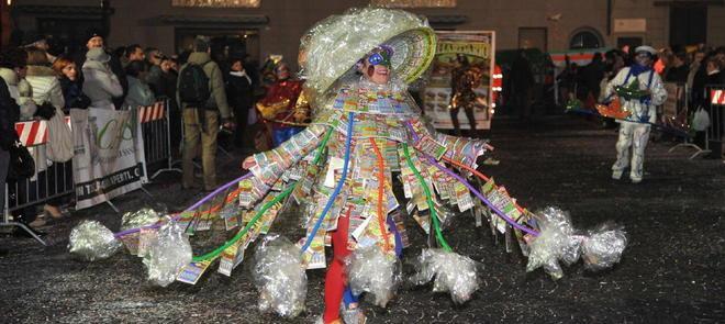 Esplodono i colori dei costumi che sfilano in notturna 