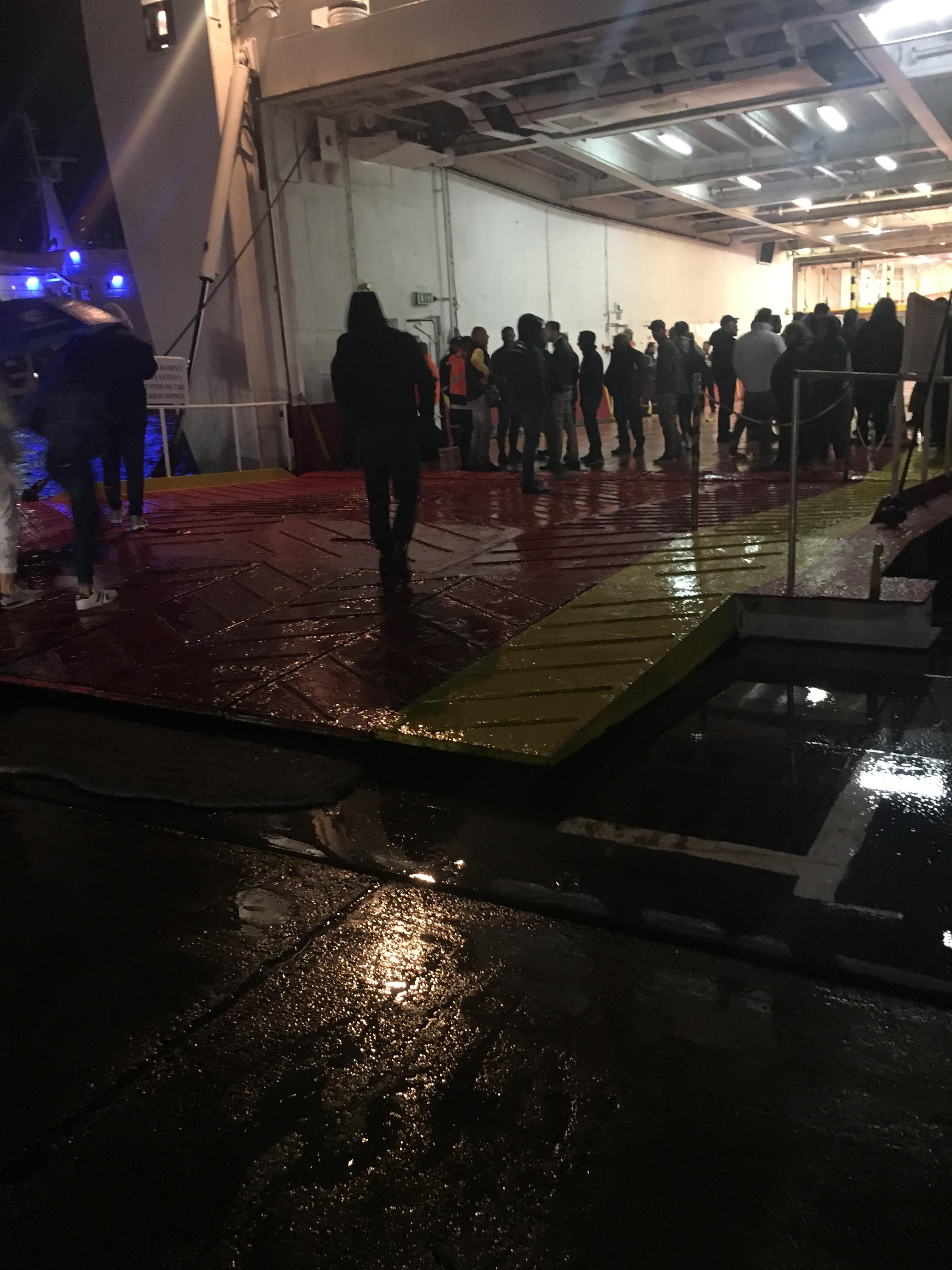 I passeggeri rimasti a terra chiedono spiegazioni all'equipaggio del Rio Marina Bella