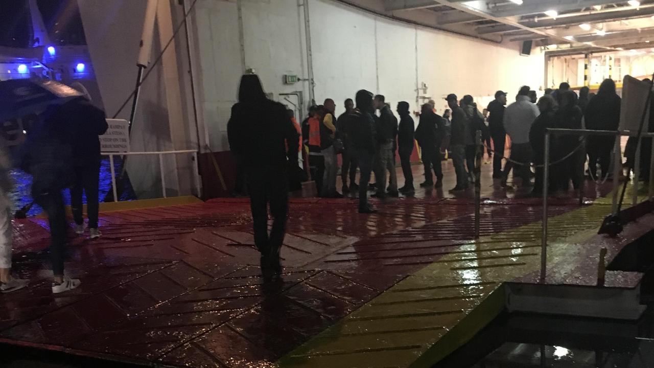 I passeggeri rimasti a terra chiedono spiegazioni all'equipaggio del Rio Marina Bella