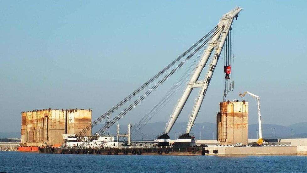 Una fase dei lavori sulla banchina dove opererà Pim