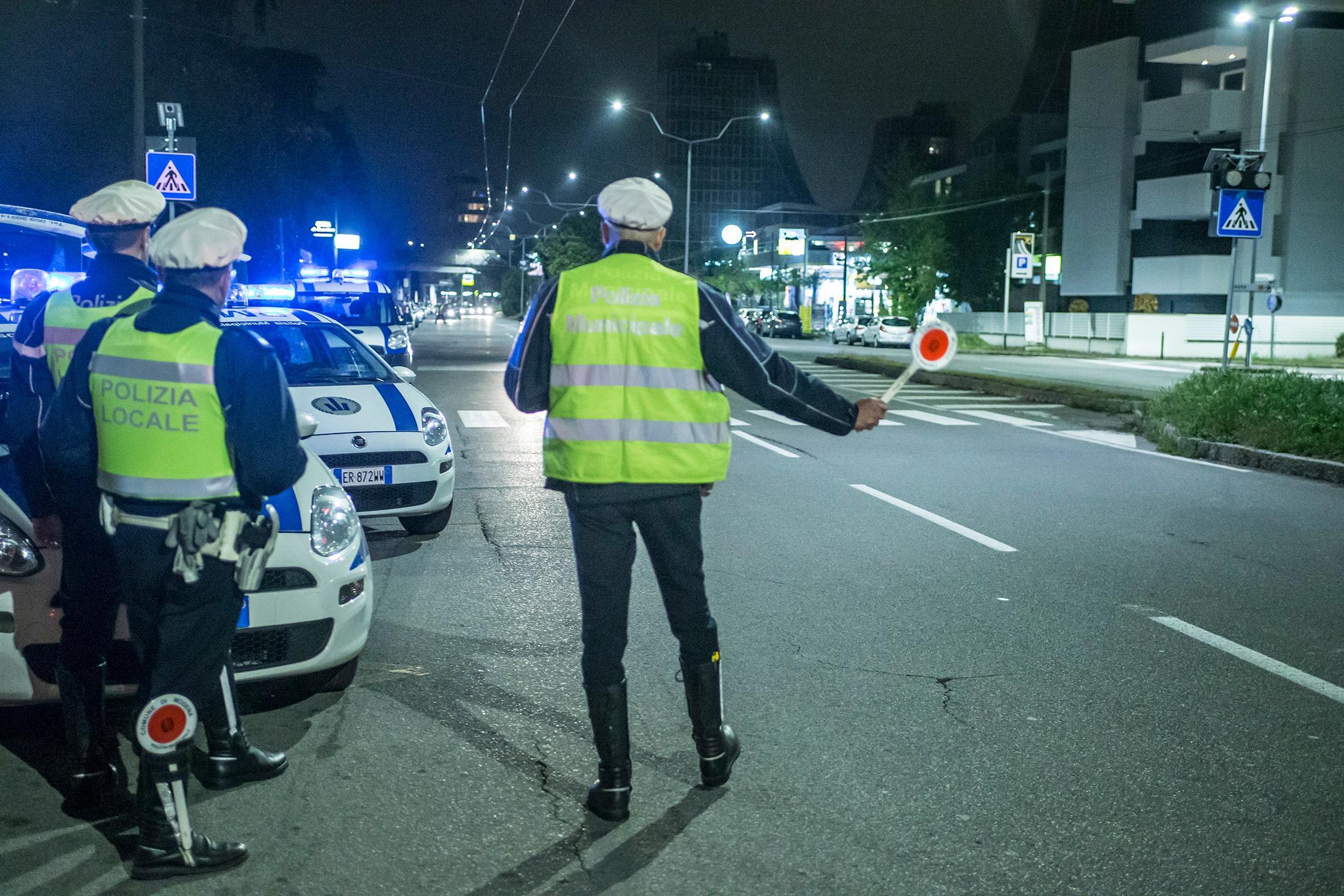 Modena, alla guida ubriaco e senza patente: doppia denuncia